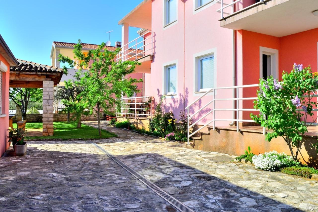 Apartment Domus Lauri Umago Exterior foto